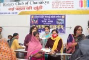 मारवाड़ी महिला समिति ने मकर संक्रांति पर जरूरतमंदों के बीच किया चूड़ा, दही, गुड़ का वितरण