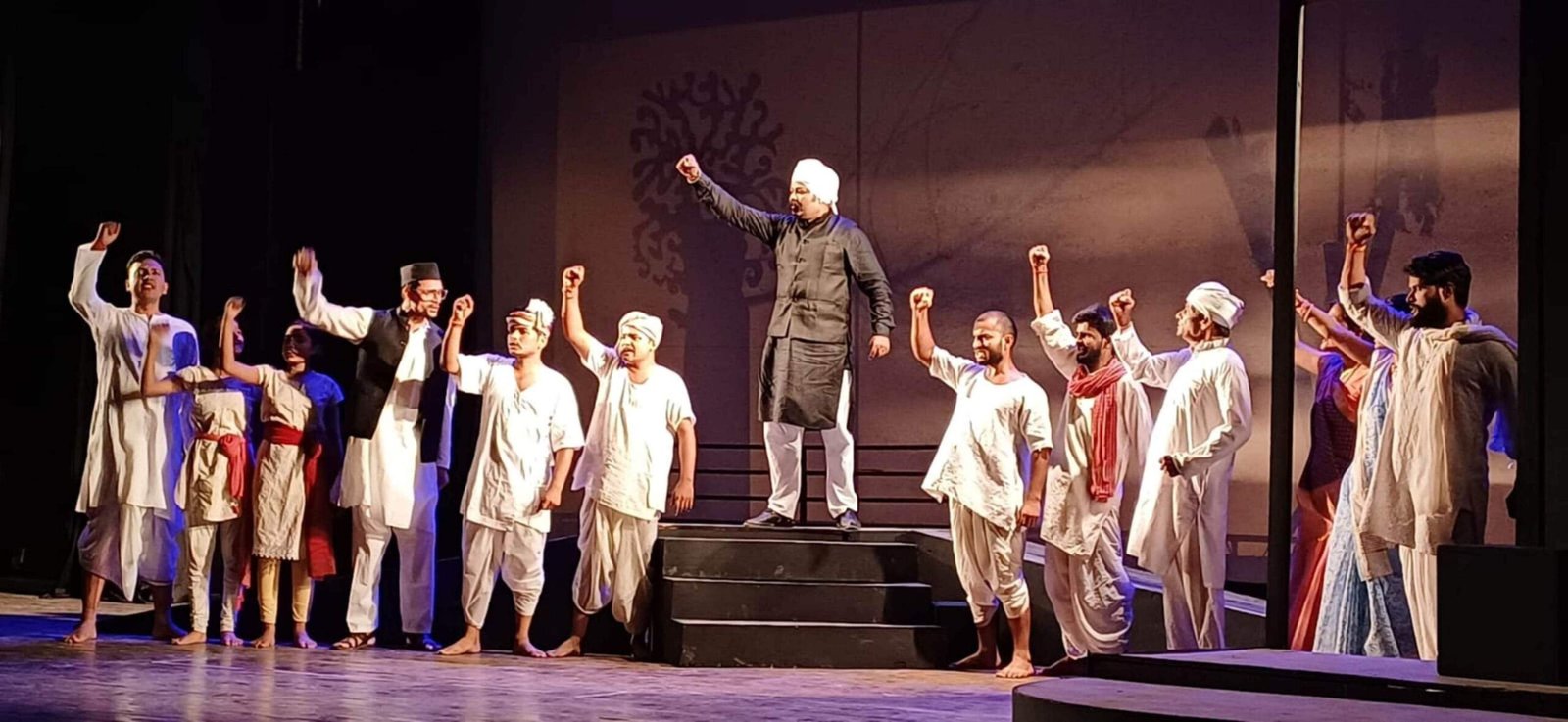 जंग-ए-आजादी की कहानी दुर्गा भाभी की क्रांति-यात्रा पर आधारित नाटक “मैं यहीं हूँ” का मंचन
