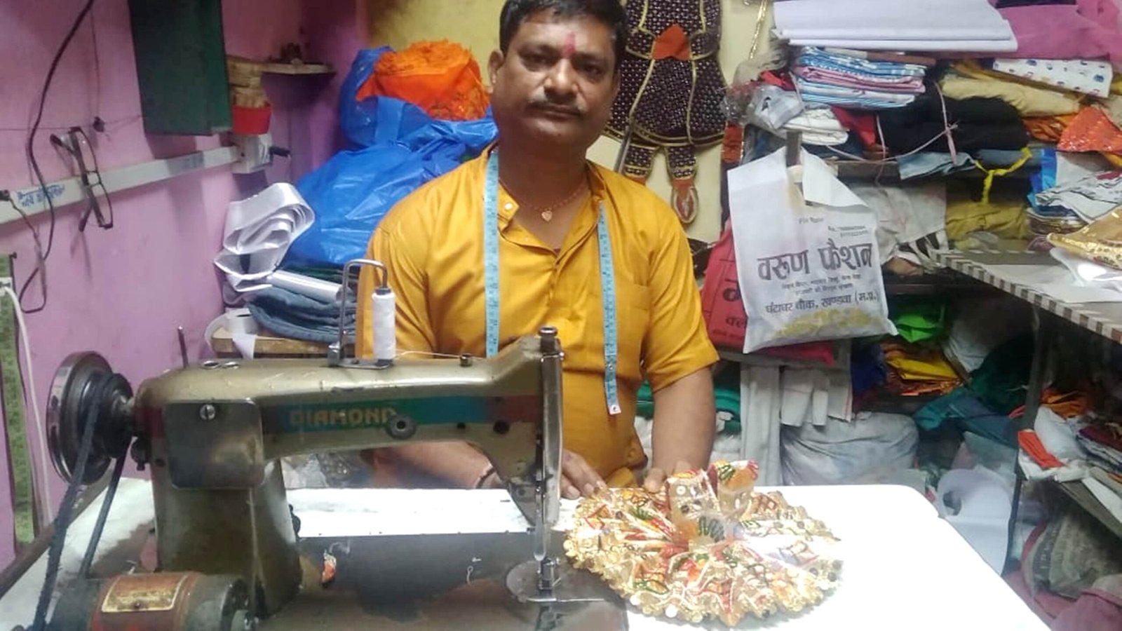भगवान का टेलर : जो इंसानों के नहीं, सिर्फ देवताओं के कपड़े सिलते हैं