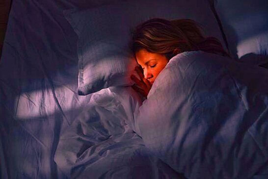 पर्याप्त नींद रात्रि में, हल्की झपकी दोपहर में पर्याप्त है, क्यों ?