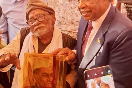 मॉरीशस के पूर्व राष्ट्रपति ने 105 वर्षीय लोकगायक जंग बहादुर सिंह को ‘सन ऑफ सिवान, प्राइड ऑफ बिहार’ सम्मान से किया सम्मानित