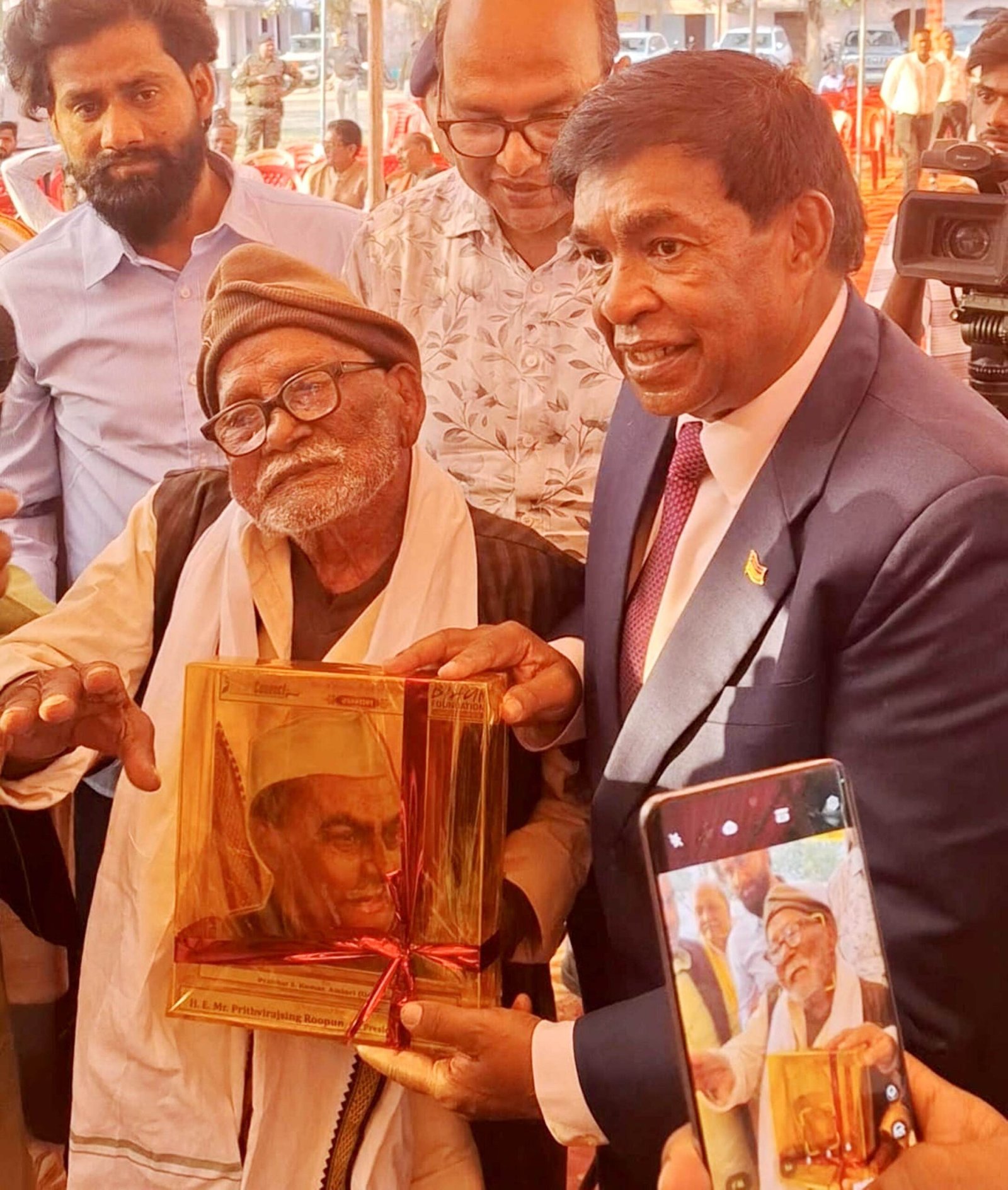 मॉरीशस के पूर्व राष्ट्रपति ने 105 वर्षीय लोकगायक जंग बहादुर सिंह को ‘सन ऑफ सिवान, प्राइड ऑफ बिहार’ सम्मान से किया सम्मानित