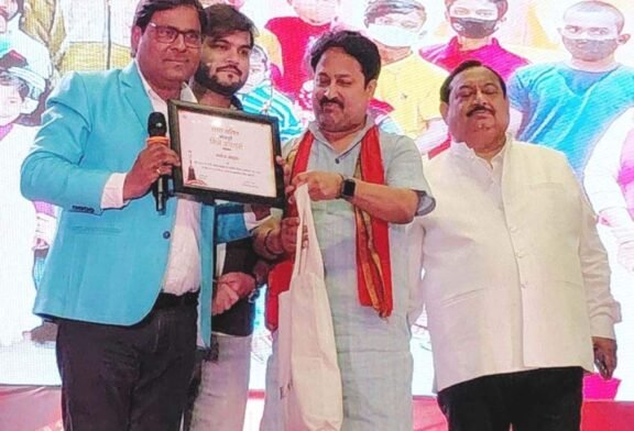 मनोज भावुक को ‘दुलहिनिया नाच नचावे’ के लिए मिला बेस्ट लिरिसिस्ट अवॉर्ड