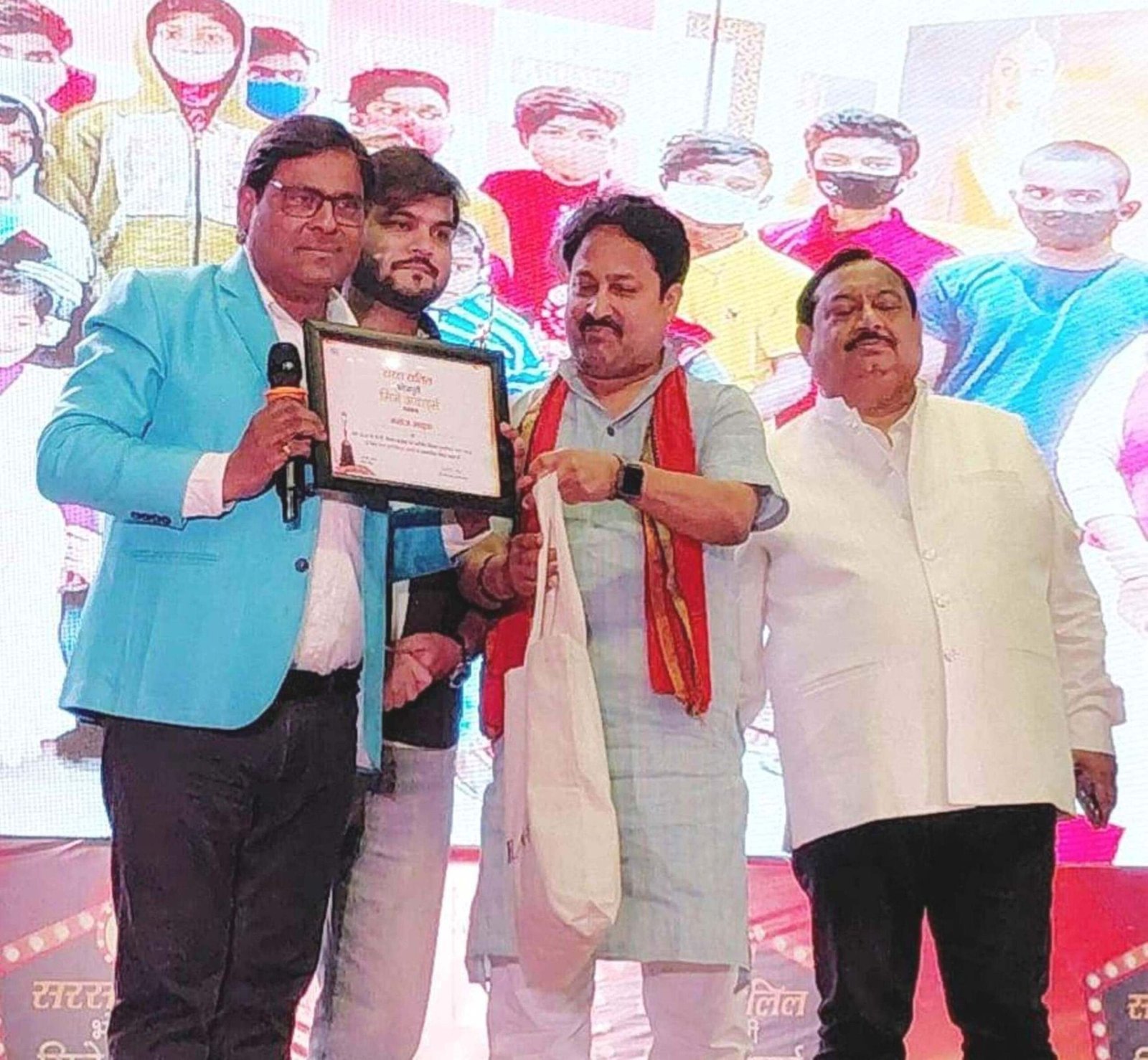 मनोज भावुक को ‘दुलहिनिया नाच नचावे’ के लिए मिला बेस्ट लिरिसिस्ट अवॉर्ड