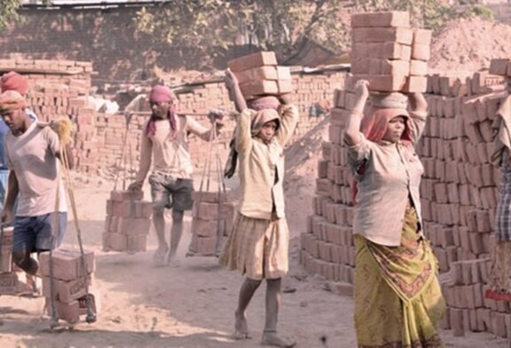 चमकते आंकड़े, थका हुआ श्रमिक : 1 मई, अंतर्राष्ट्रीय श्रमिक दिवस पर विशेष
