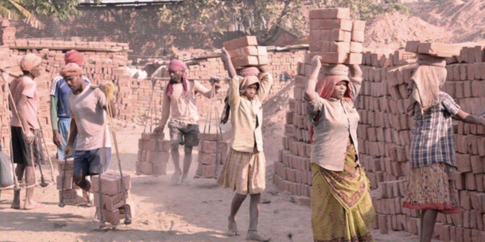 चमकते आंकड़े, थका हुआ श्रमिक : 1 मई, अंतर्राष्ट्रीय श्रमिक दिवस पर विशेष